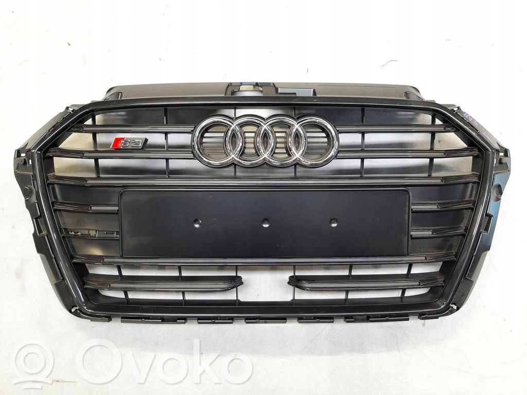 Audi A3 S3 8V Etupuskurin ylempi jäähdytinsäleikkö 