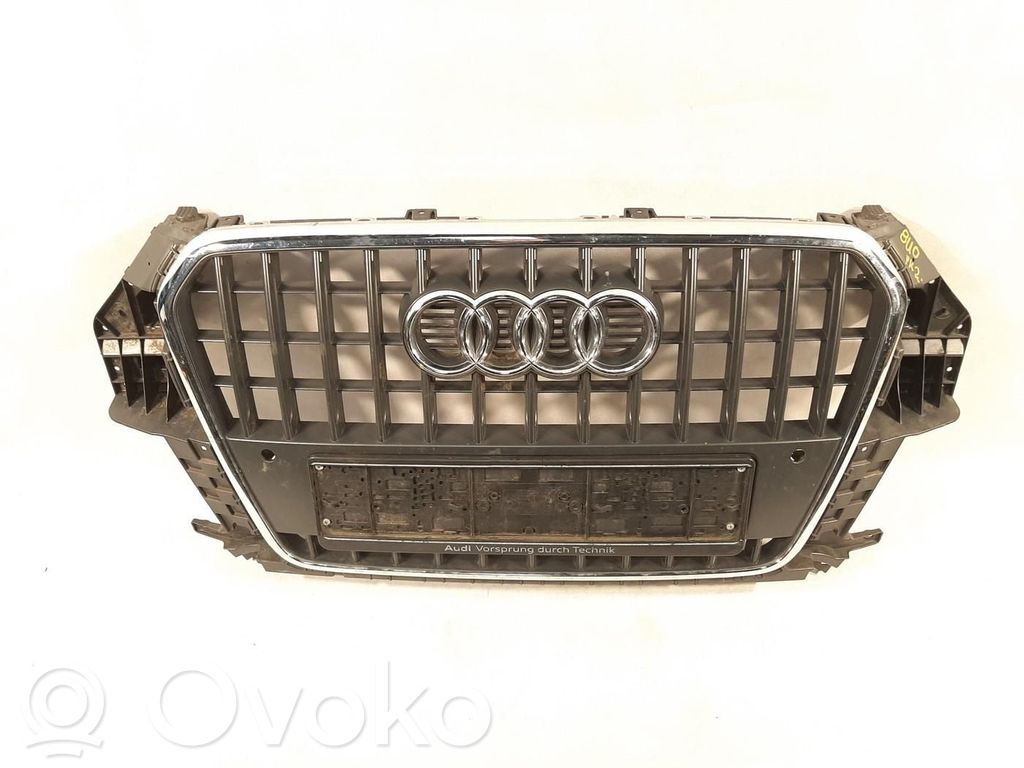 Audi Q3 8U Etupuskurin ylempi jäähdytinsäleikkö 