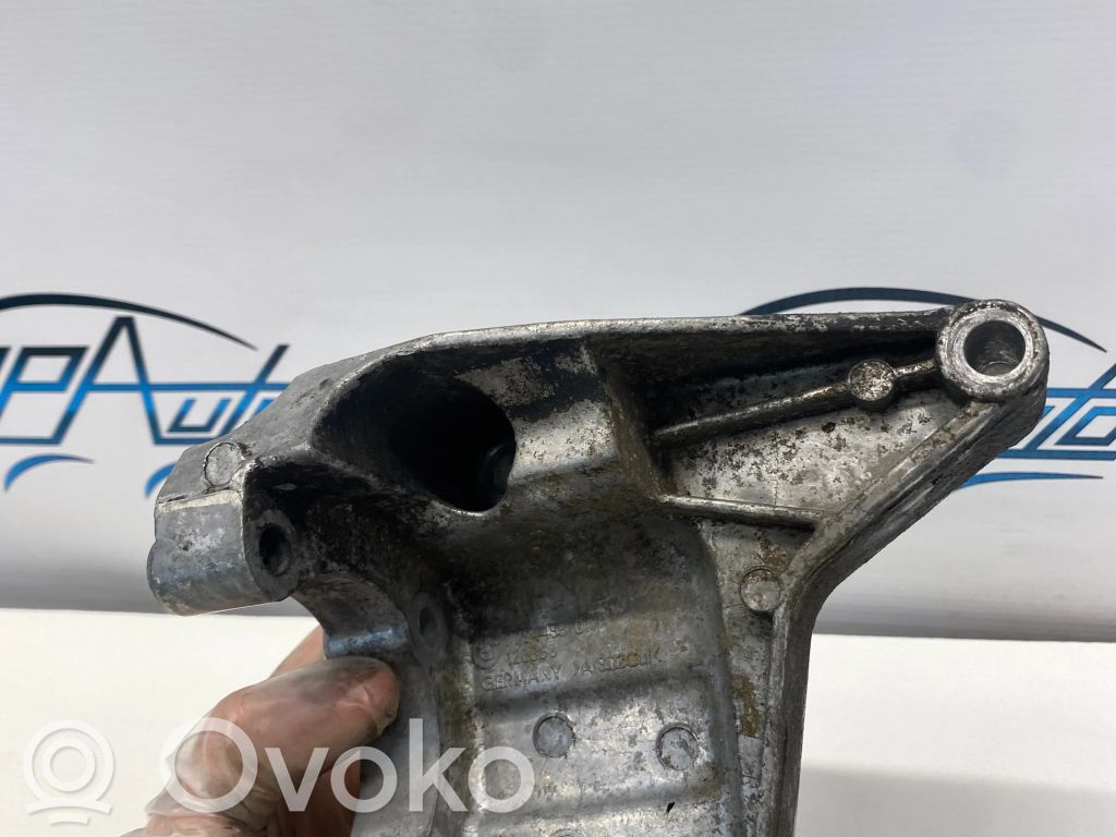 Ohjaustehostimen pumpun kannake   7794455