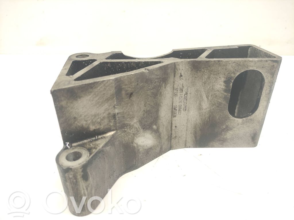 Volvo XC90 Engine mounting bracket 