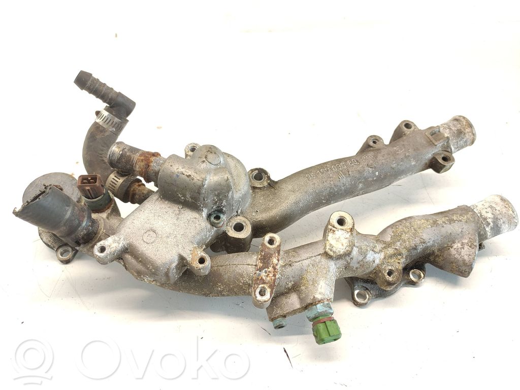 Peugeot 605 Carcasa del termostato 