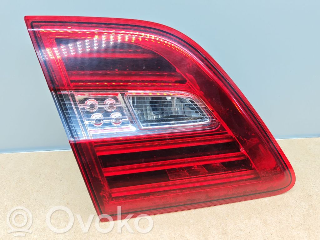 Lampy tylnej klapy bagażnika   A1669064101