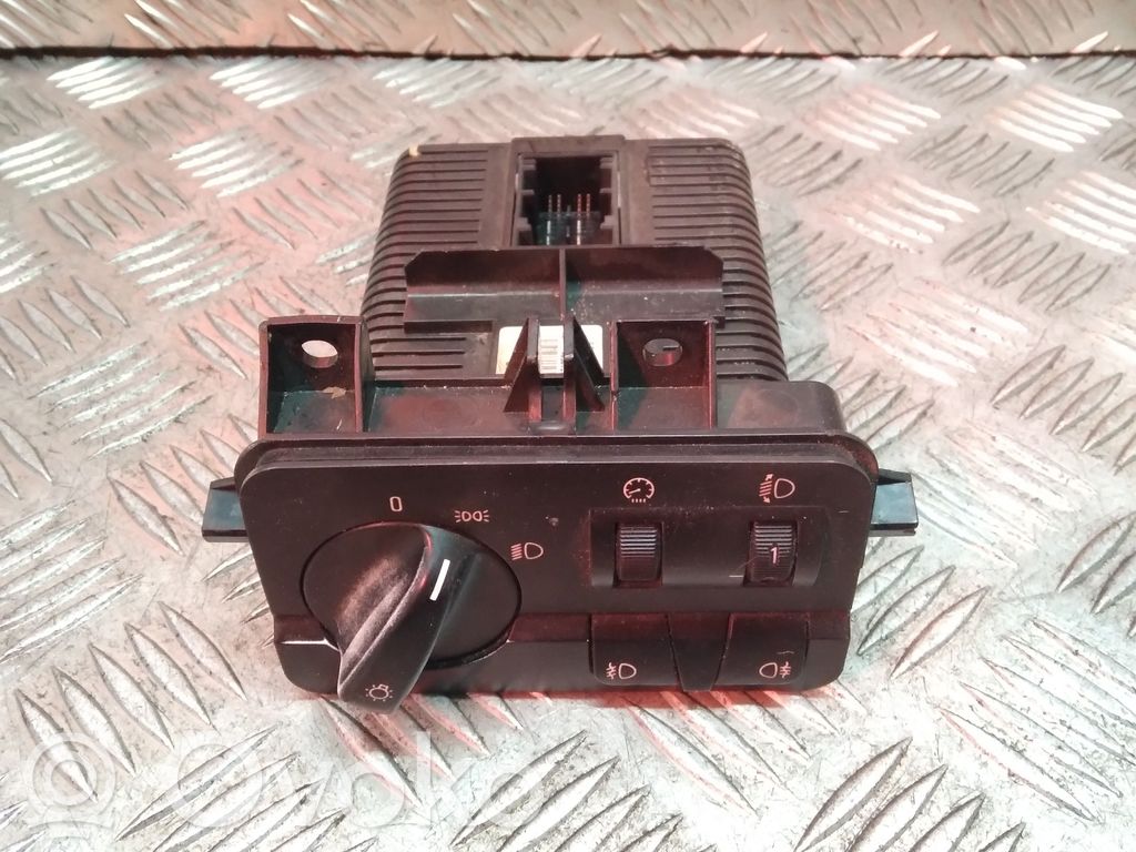 Light switch   6936832