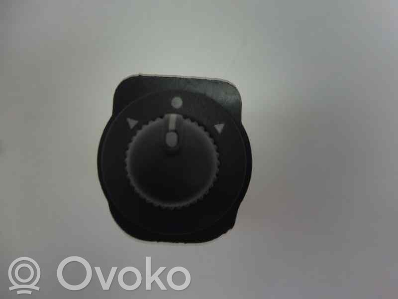Sivupeilin kytkin   B569