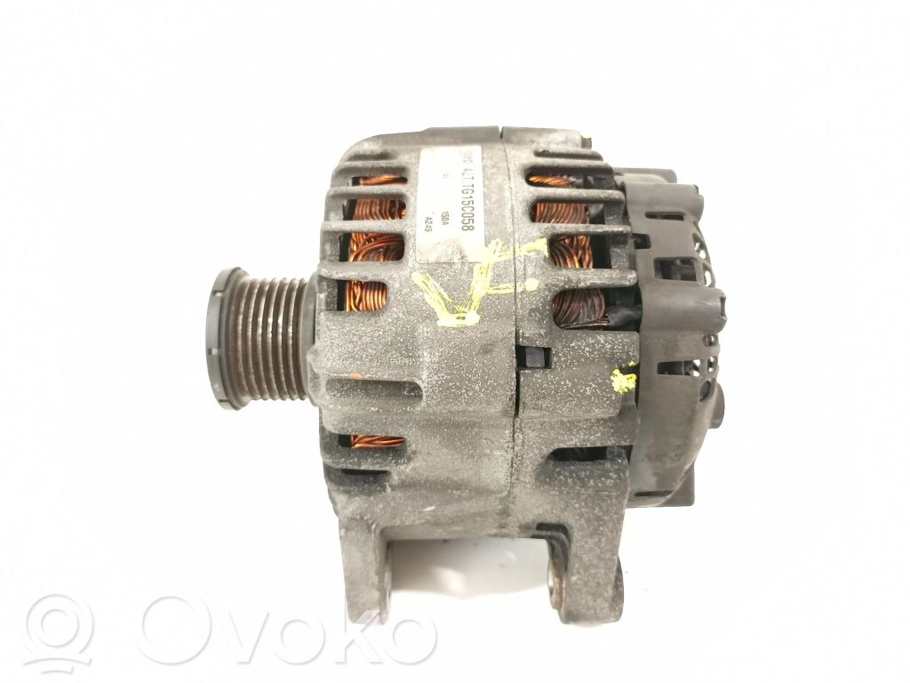 Opel Vivaro Generator/alternator 
