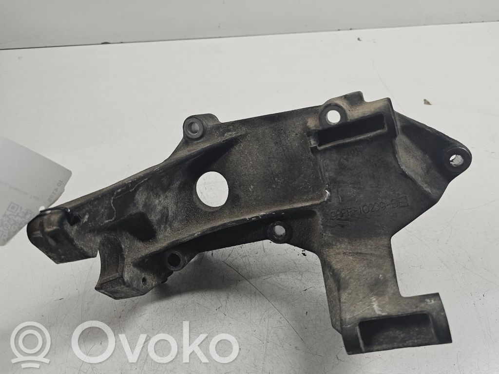 Ford Focus Engine mounting bracket 
