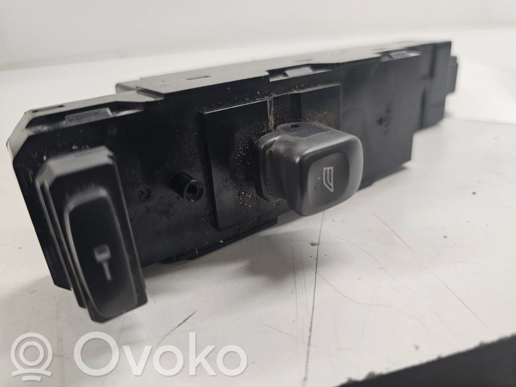 Electric window control switch   9452941