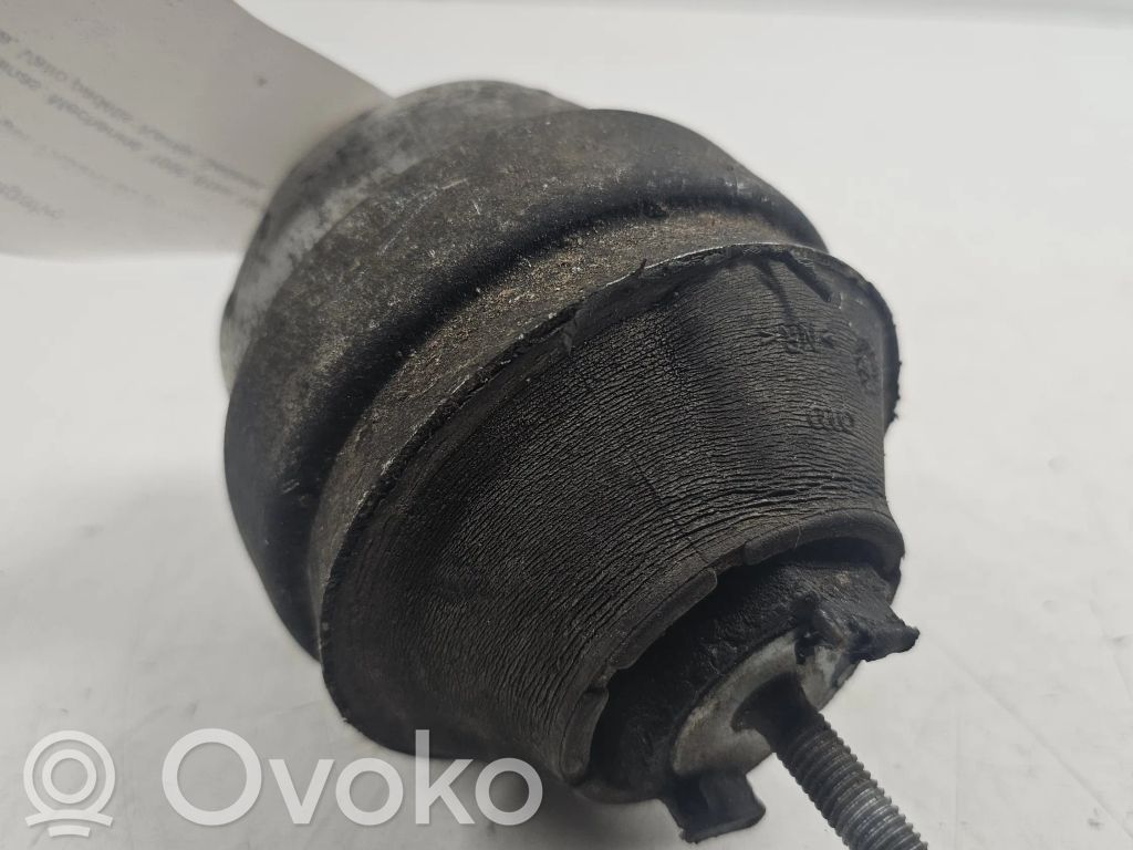 Volkswagen PASSAT B5 Engine mount bracket 