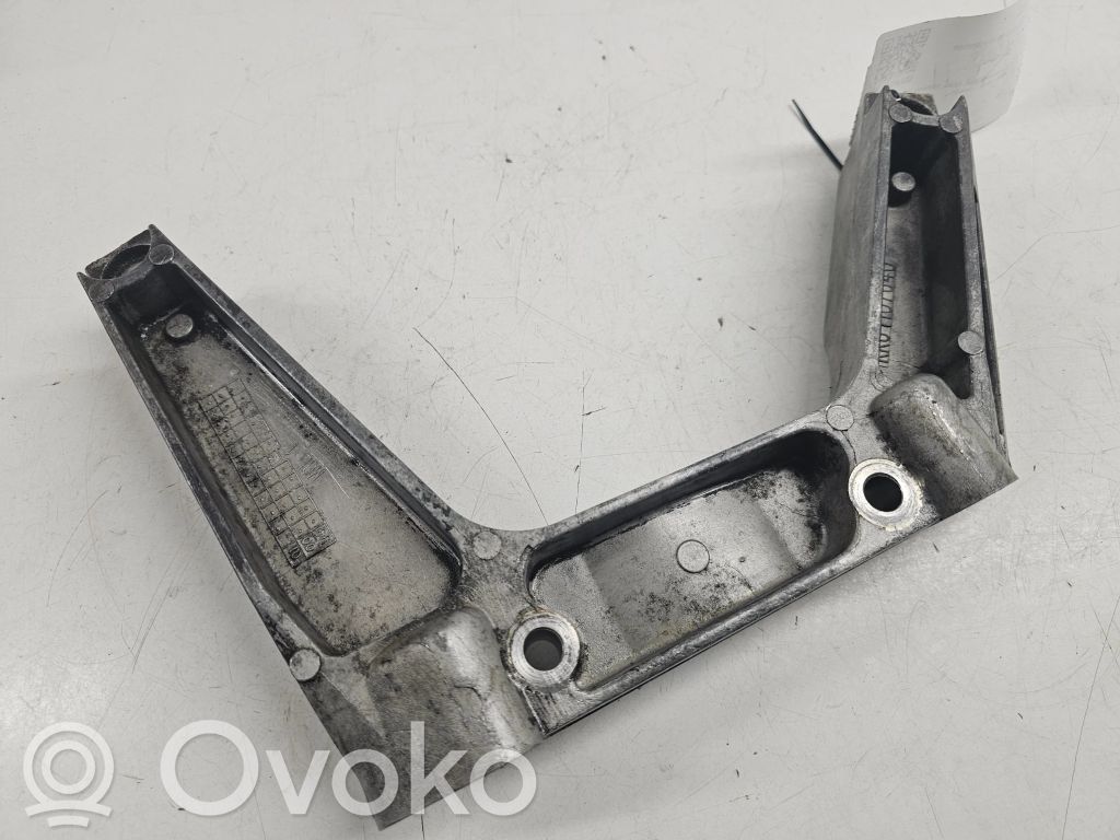 Engine mounting bracket   KKU107640