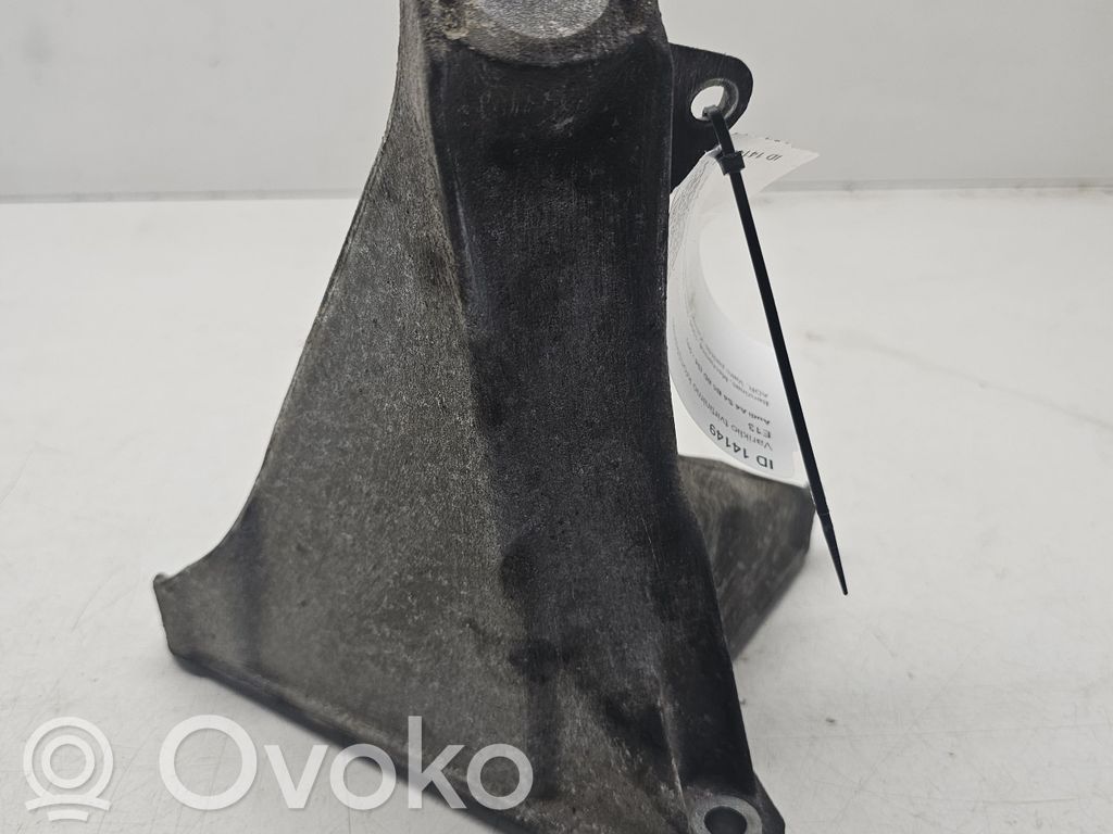Audi A4 S4 B5 8D Engine mounting bracket 