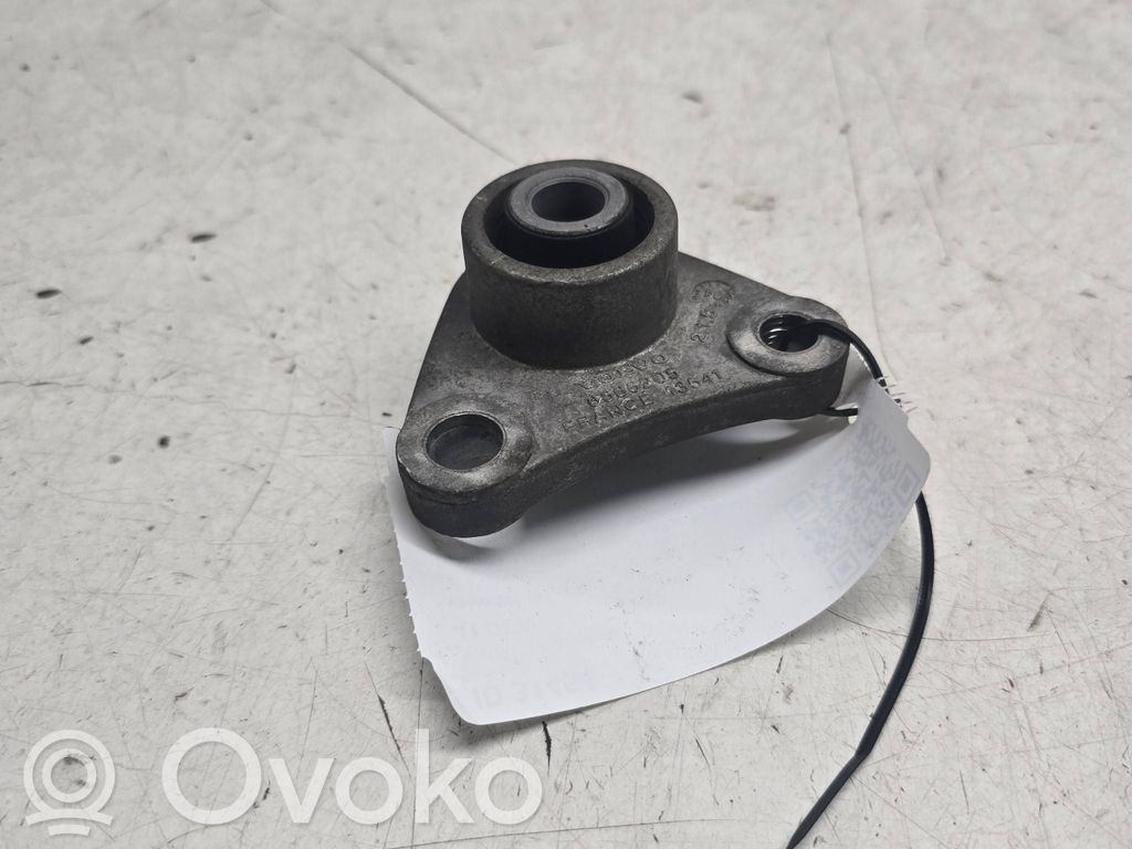 Volvo S60 Engine mount bracket 