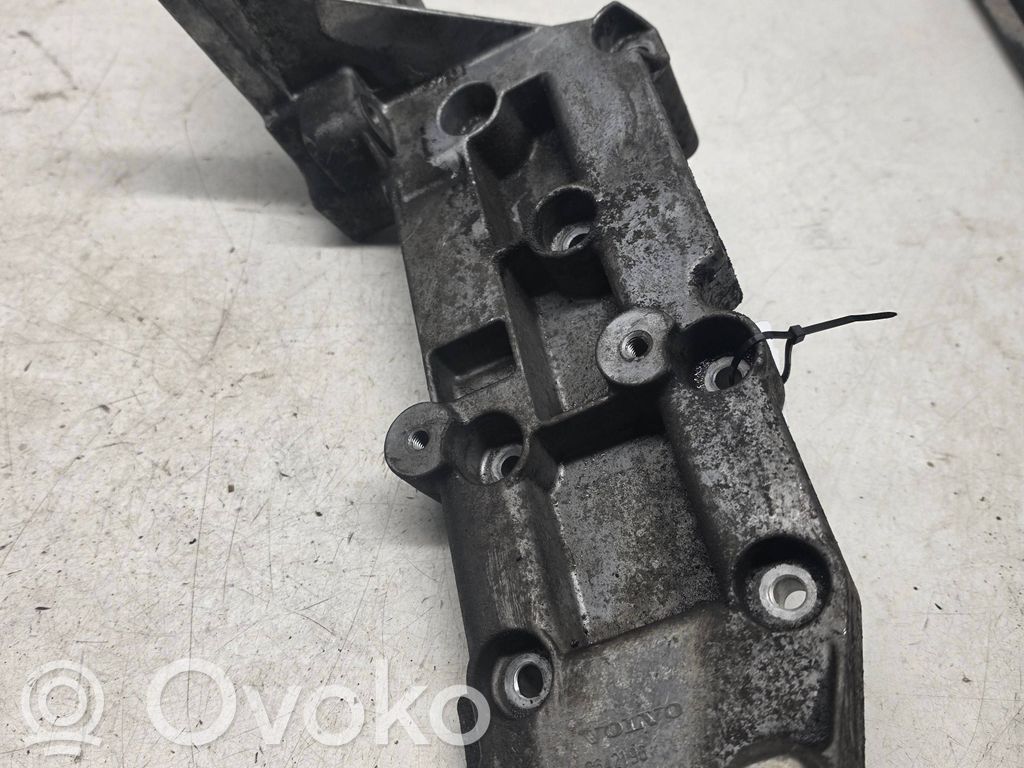 Volvo S60 Engine mounting bracket 