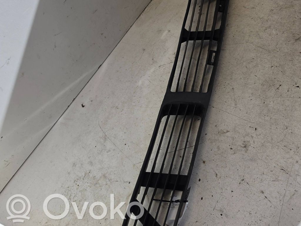 Volkswagen PASSAT B5 Kratka dolna zderzaka przedniego 