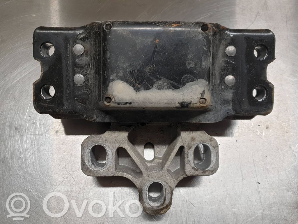 Volkswagen Tiguan Engine mount bracket 