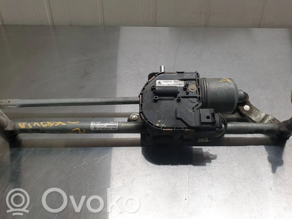 Skoda Octavia Mk2 (1Z) Mechanizm i silniczek wycieraczek szyby przedniej / czołowej 