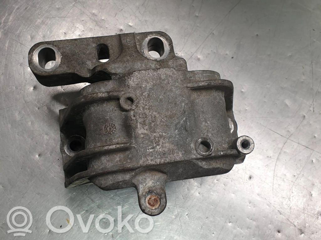 Volkswagen PASSAT B6 Engine mount bracket 