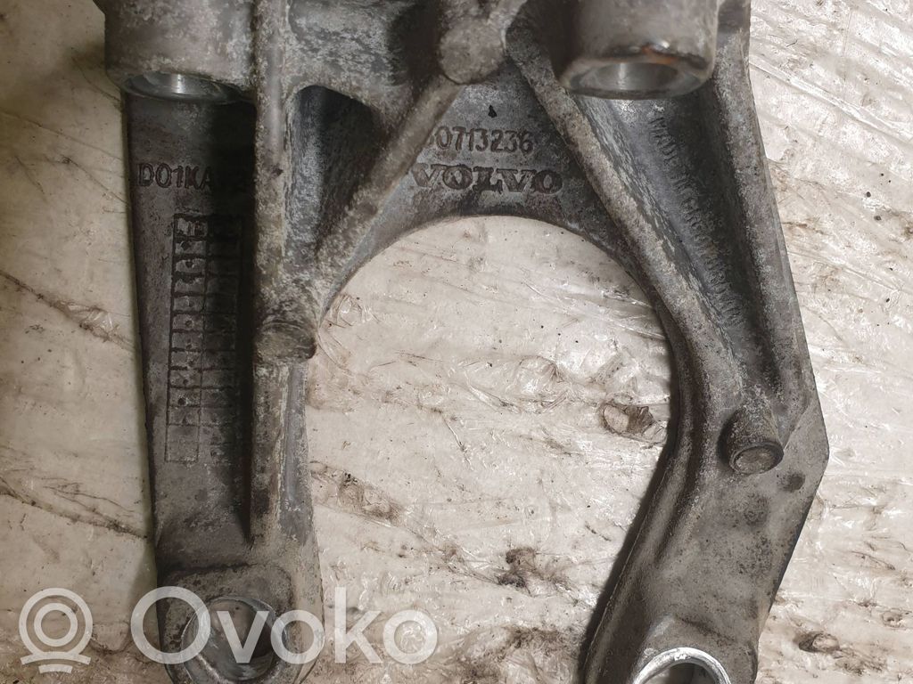 Volvo XC70 Front differential bracket 
