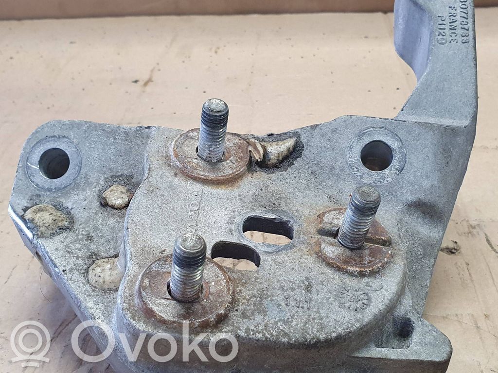 Volvo V40 Engine mounting bracket 