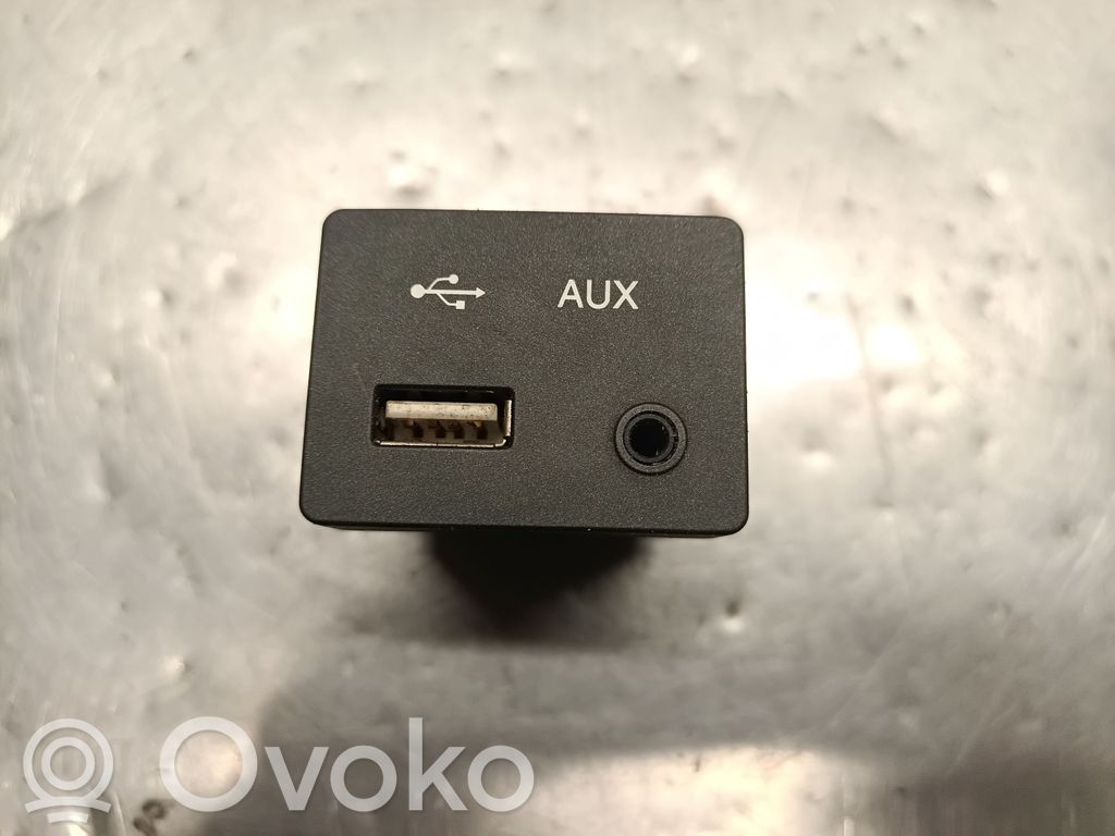SsangYong Rexton I Enchufe conector entrada auxiliar 