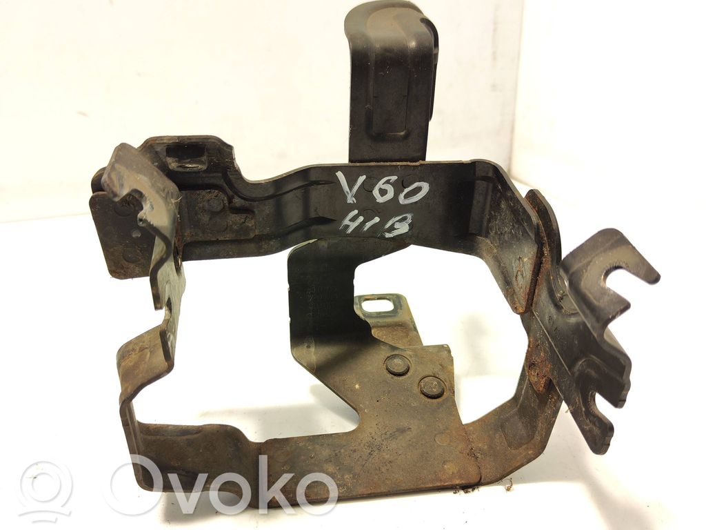 Volvo V60 Power steering pump mounting bracket 