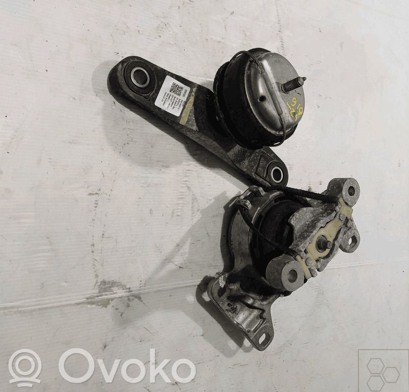 Engine mount bracket   31460937