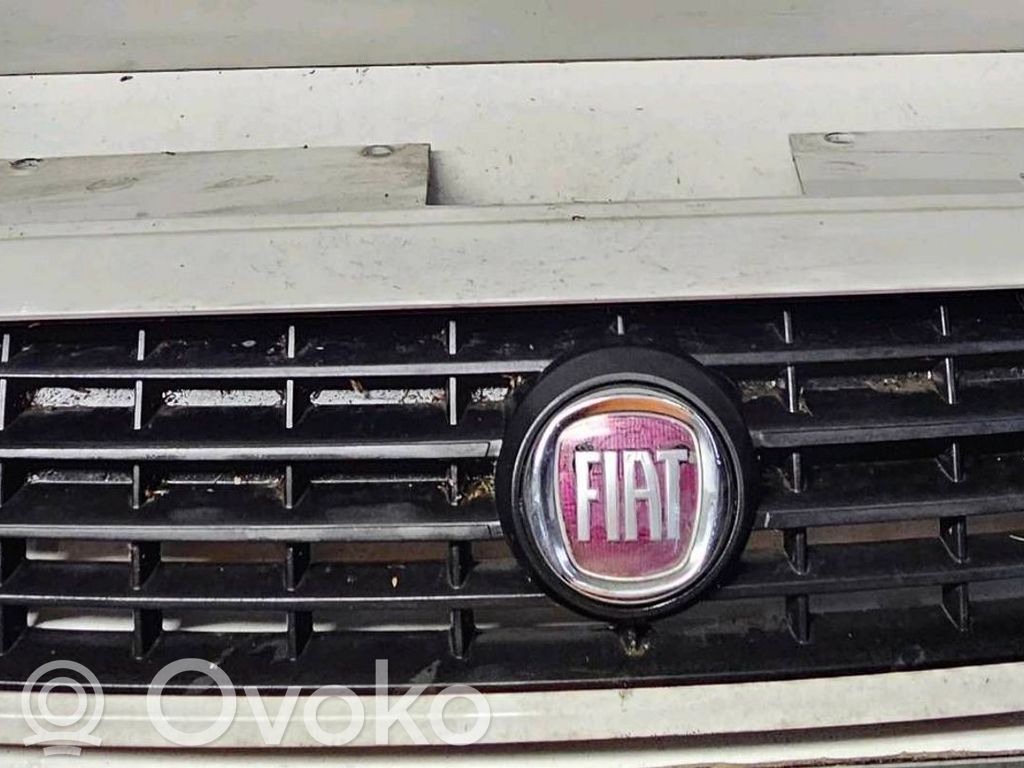 Fiat Doblo Etupuskurin ylempi jäähdytinsäleikkö 