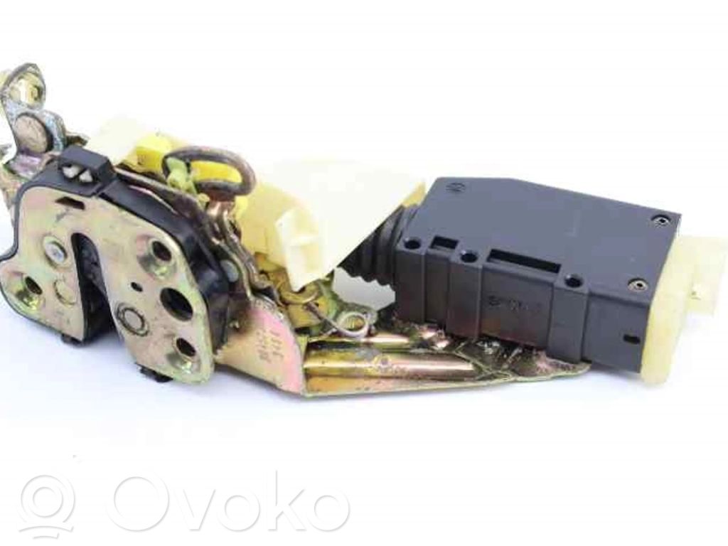 Opel Corsa B Priekšpusē slēdzene 