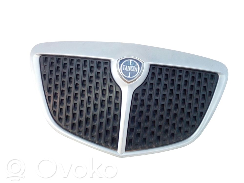 Lancia Ypsilon Etupuskurin ylempi jäähdytinsäleikkö 