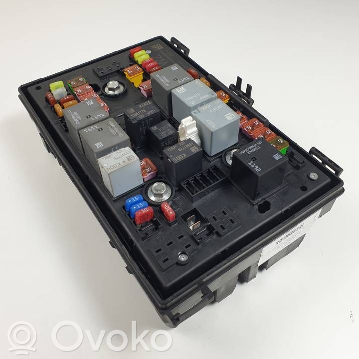 Opel Astra J Módulo de fusible 