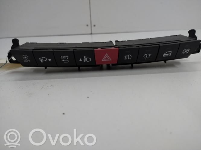 Fiat 500L Botón interruptor de luz de peligro 