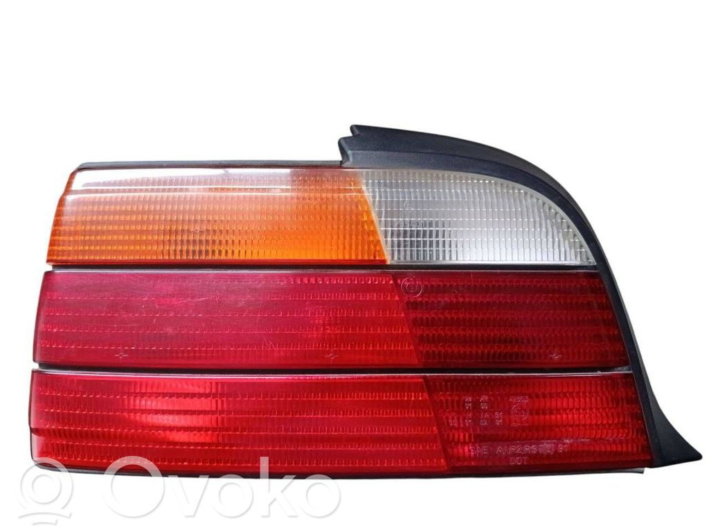 BMW 3 E36 Задний фонарь в кузове 