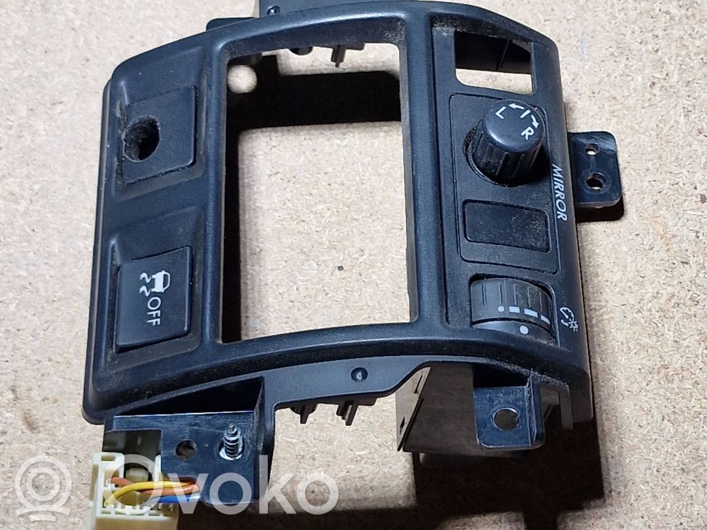 Wing mirror switch   83061AJ010