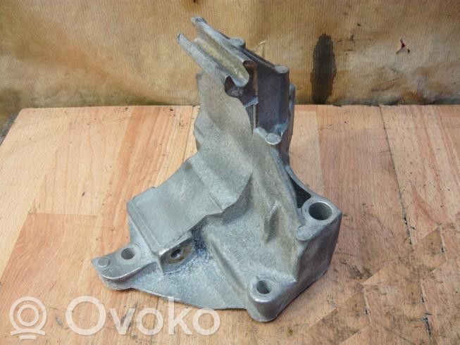 Ford Focus Engine mounting bracket 