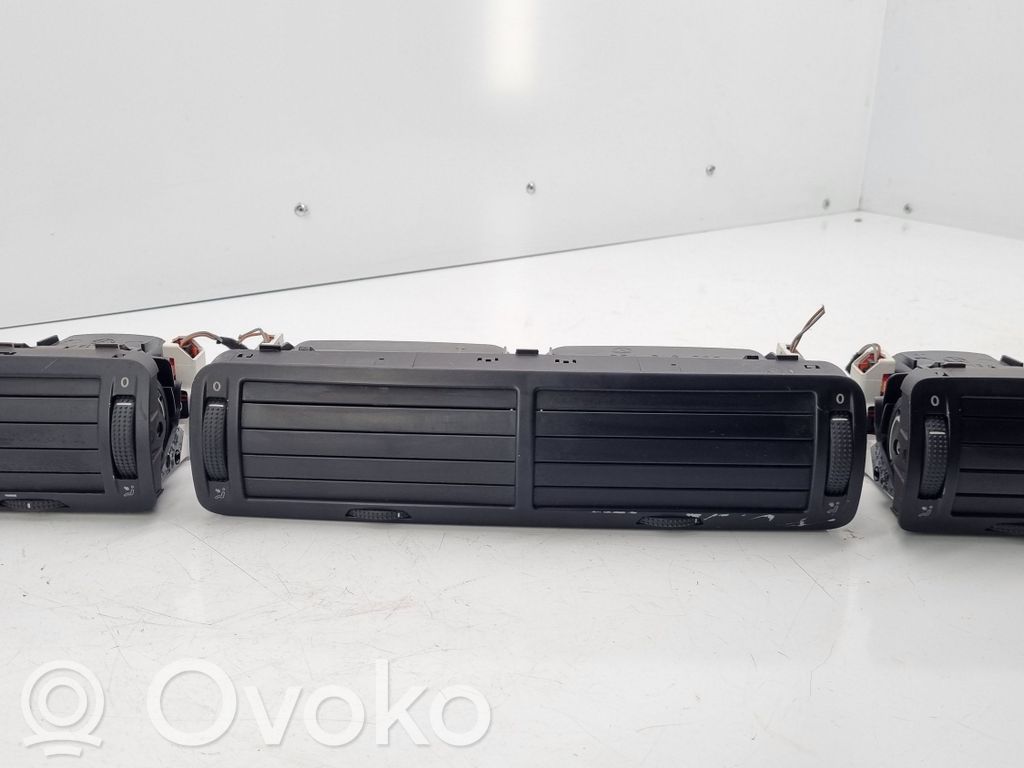 Volkswagen PASSAT B5 Dysze / Kratki środkowego nawiewu deski rozdzielczej 