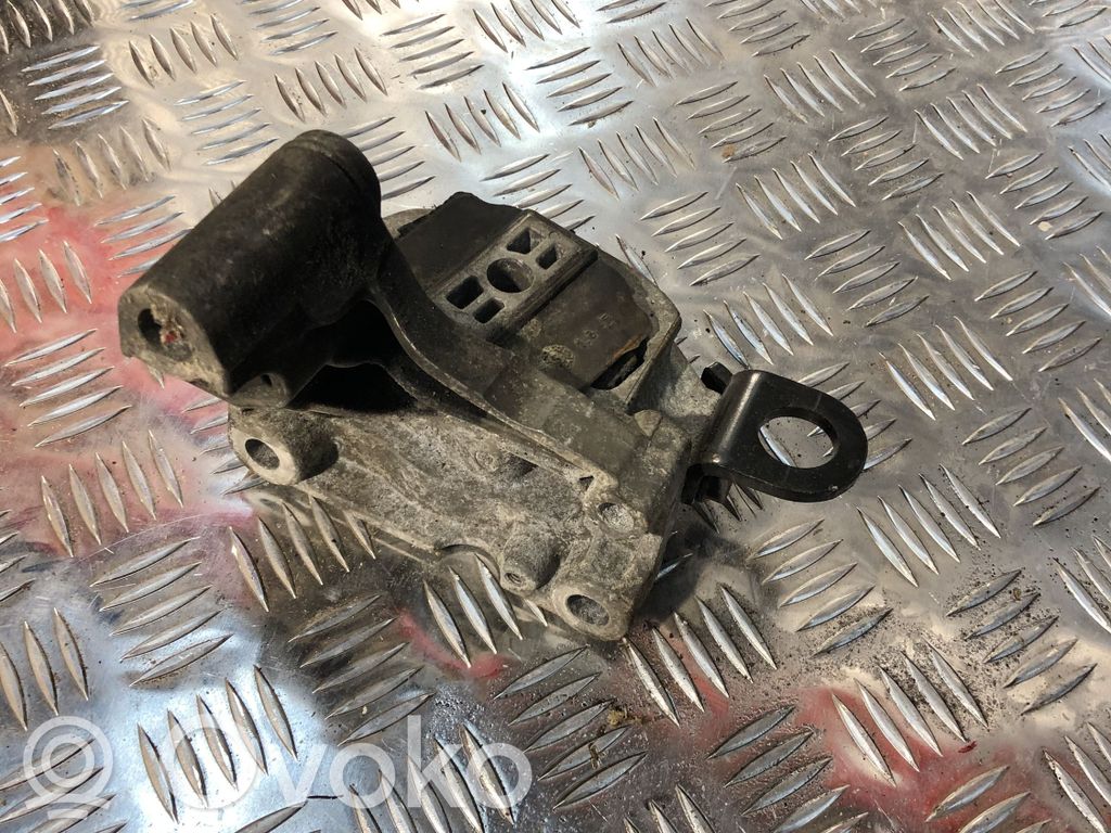 Volvo XC90 Engine mount bracket 