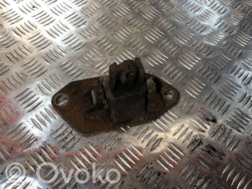 Volvo V70 Engine mount bracket 