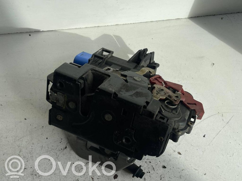 Audi A3 S3 8P Zamek drzwi przednich 