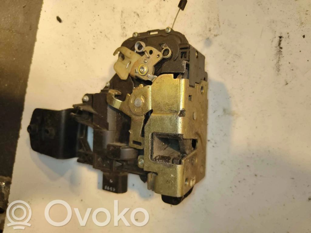 Volkswagen PASSAT B5 Etuoven lukko 