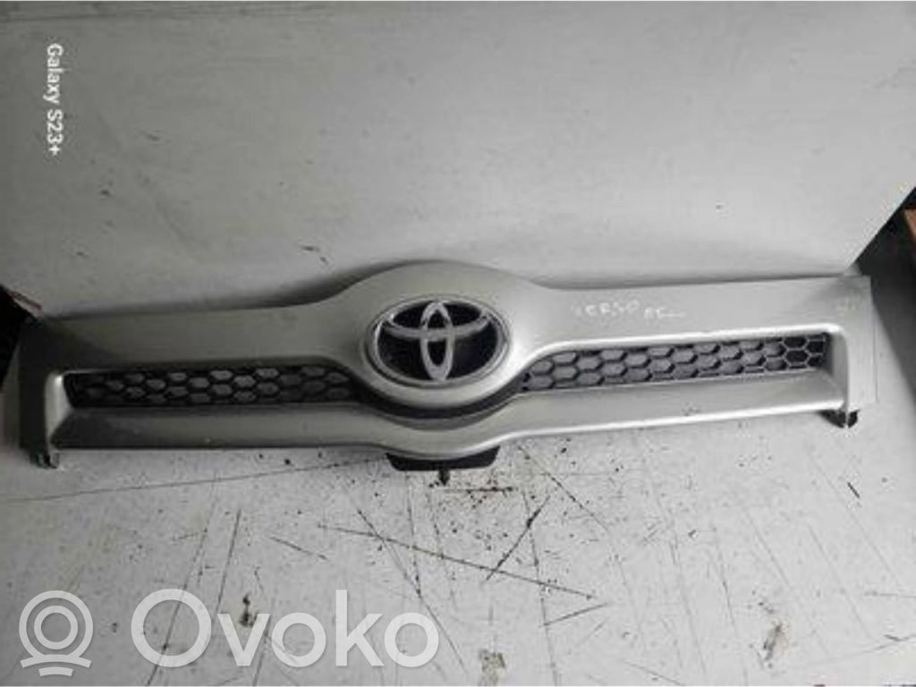 Toyota Corolla Verso AR10 Etupuskurin ylempi jäähdytinsäleikkö 