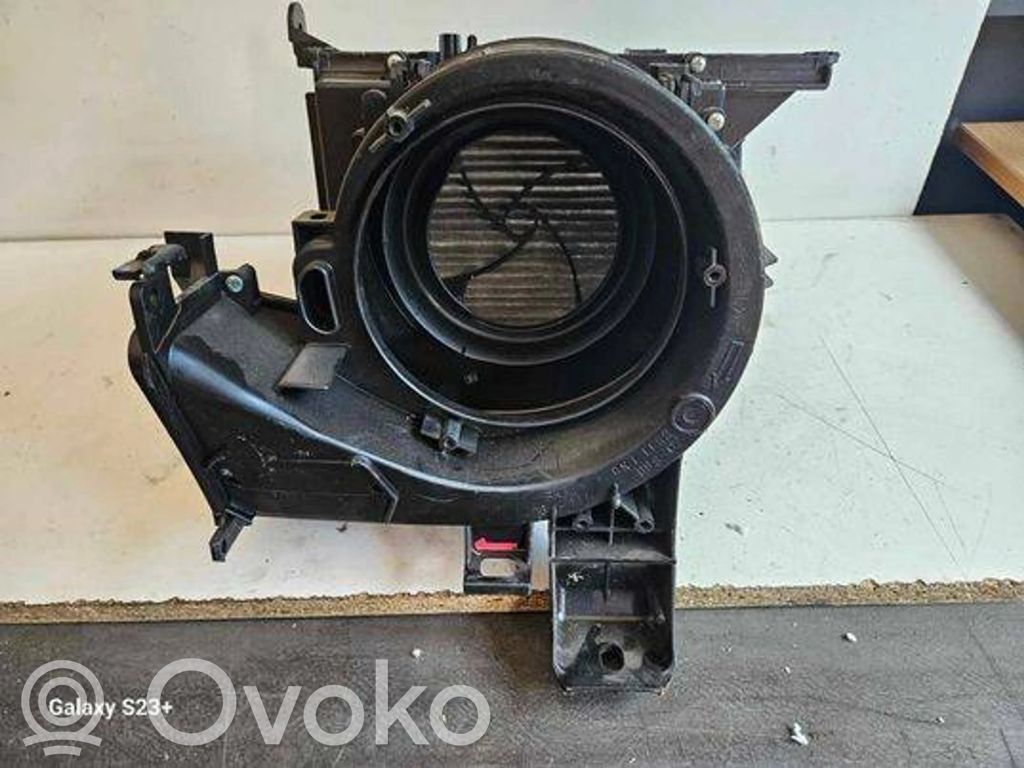 Toyota Yaris Salono oro mazgo plastikinis korpusas 