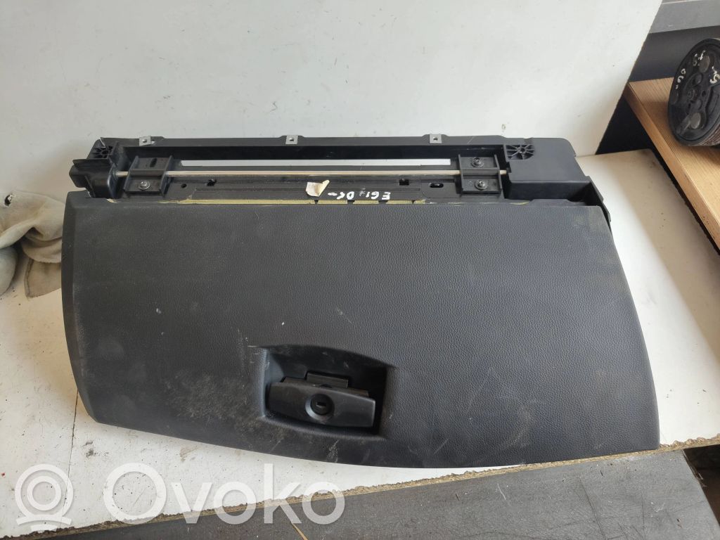 BMW 5 E60 E61 Hansikaslokero 