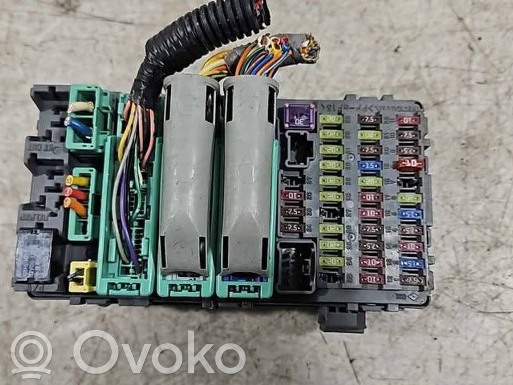 Honda CR-V Ramka / Moduł bezpieczników 