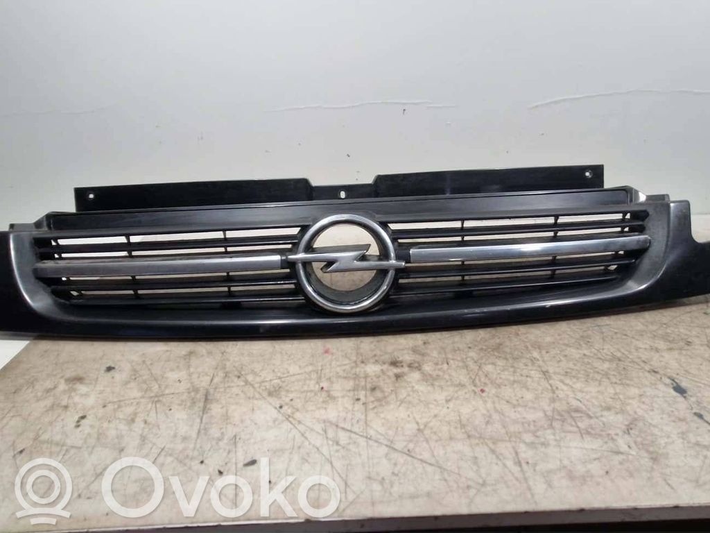 Opel Vivaro Rejilla superior del radiador del parachoques delantero 
