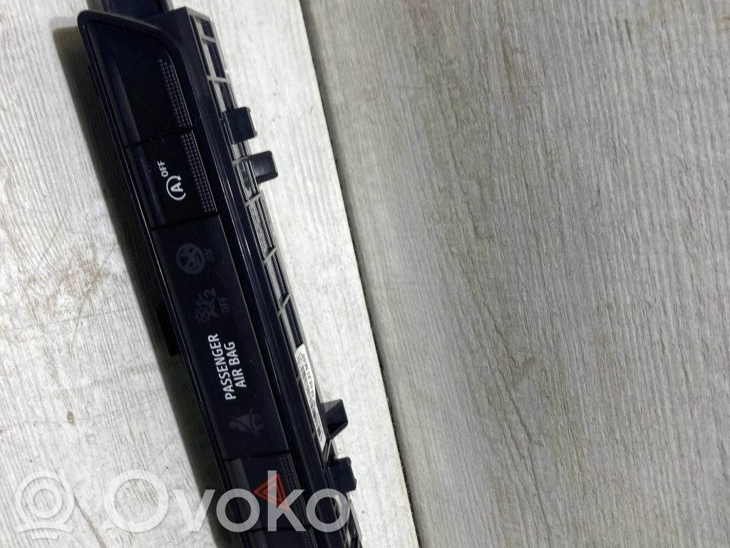 Dacia Sandero III Hazard light switch 