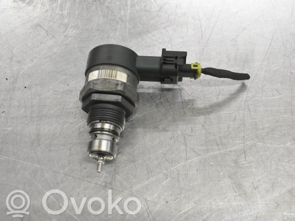 Regulator ciśnienia paliwa   18315548,0281006037