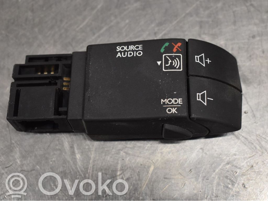Opel Vivaro Boutons / interrupteurs volant 