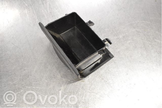 Tuhkakuppi (edessä)