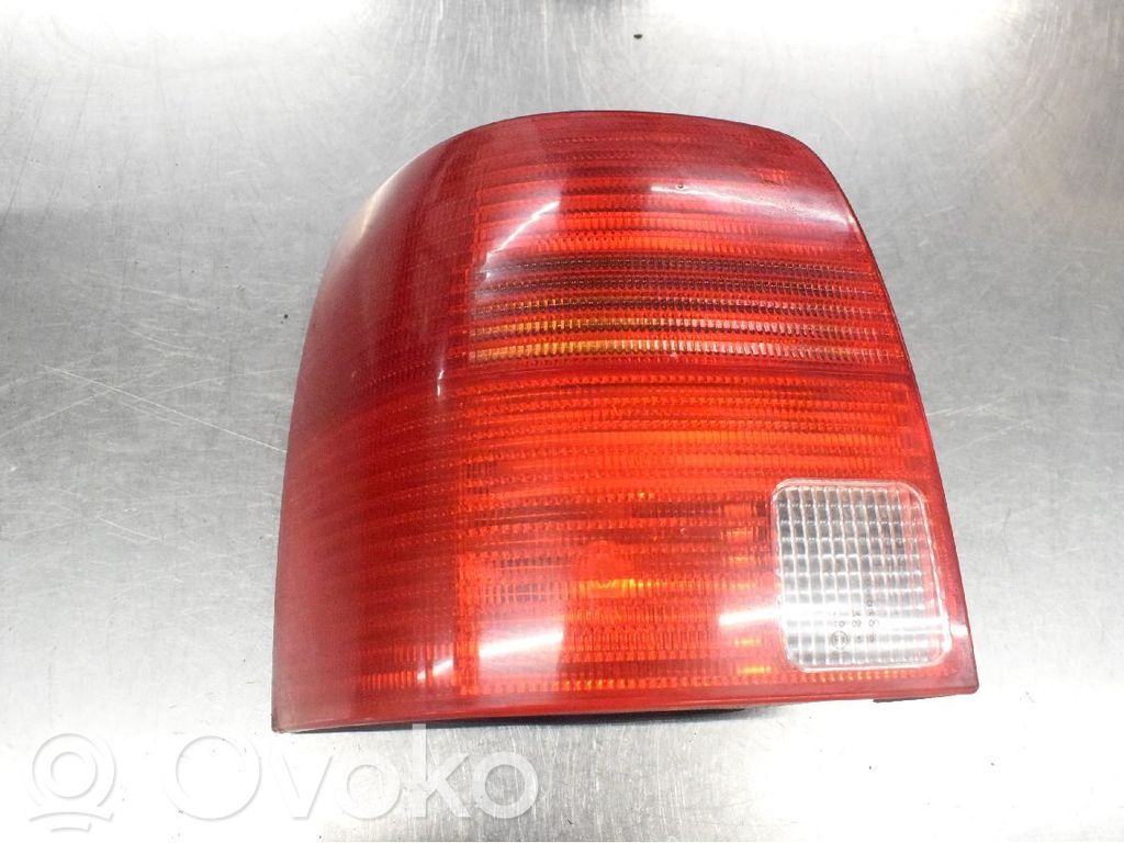 Volkswagen PASSAT B5 Lampa tylna 