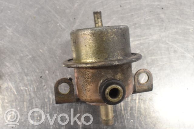 BMW 3 E30 Régulateur de pression de carburant 