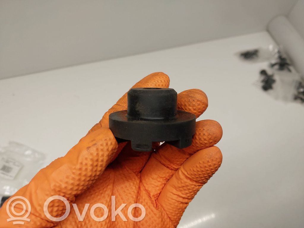 Fixation de radiateur   68084175AA